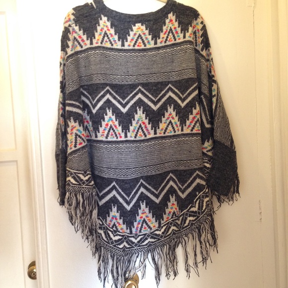 NWOT  Cape with sleeves by AMIA one size - Picture 3 of 8